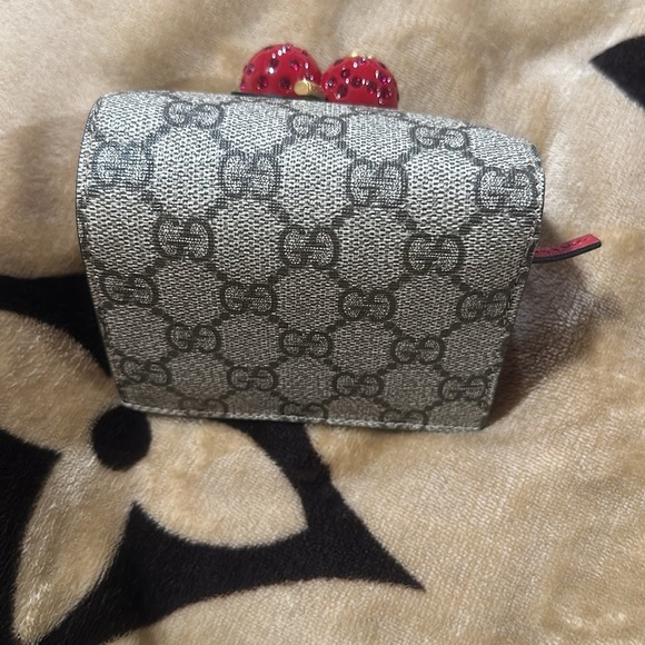 Gucci cherry elegant wallet like new..with box one light crease on the inside - Picture 13 of 14